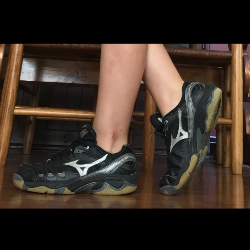 Mizuno black volleyball shoes